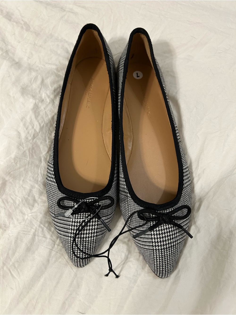 Banana Republic Black and White Houndstooth Pointed Flats